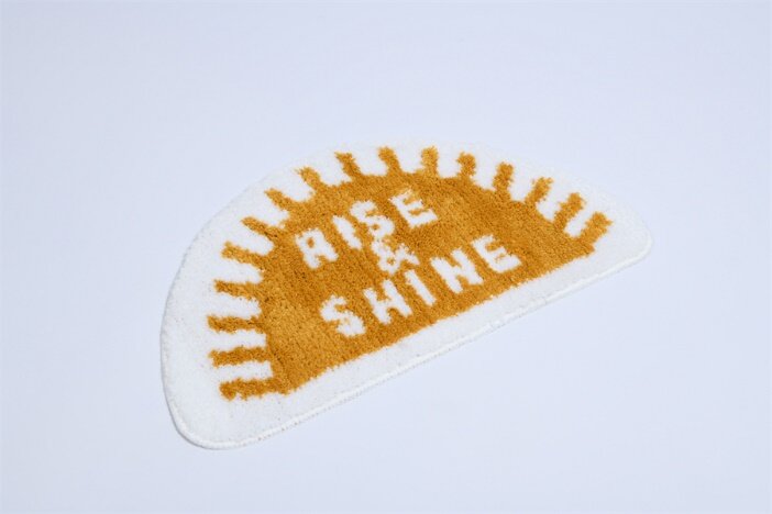 Decoração de inverno para sala: 6 dicas e inspirações 9 Tapete de banheiro em poliester branco mostarda Coisas Coisinhas 2344122