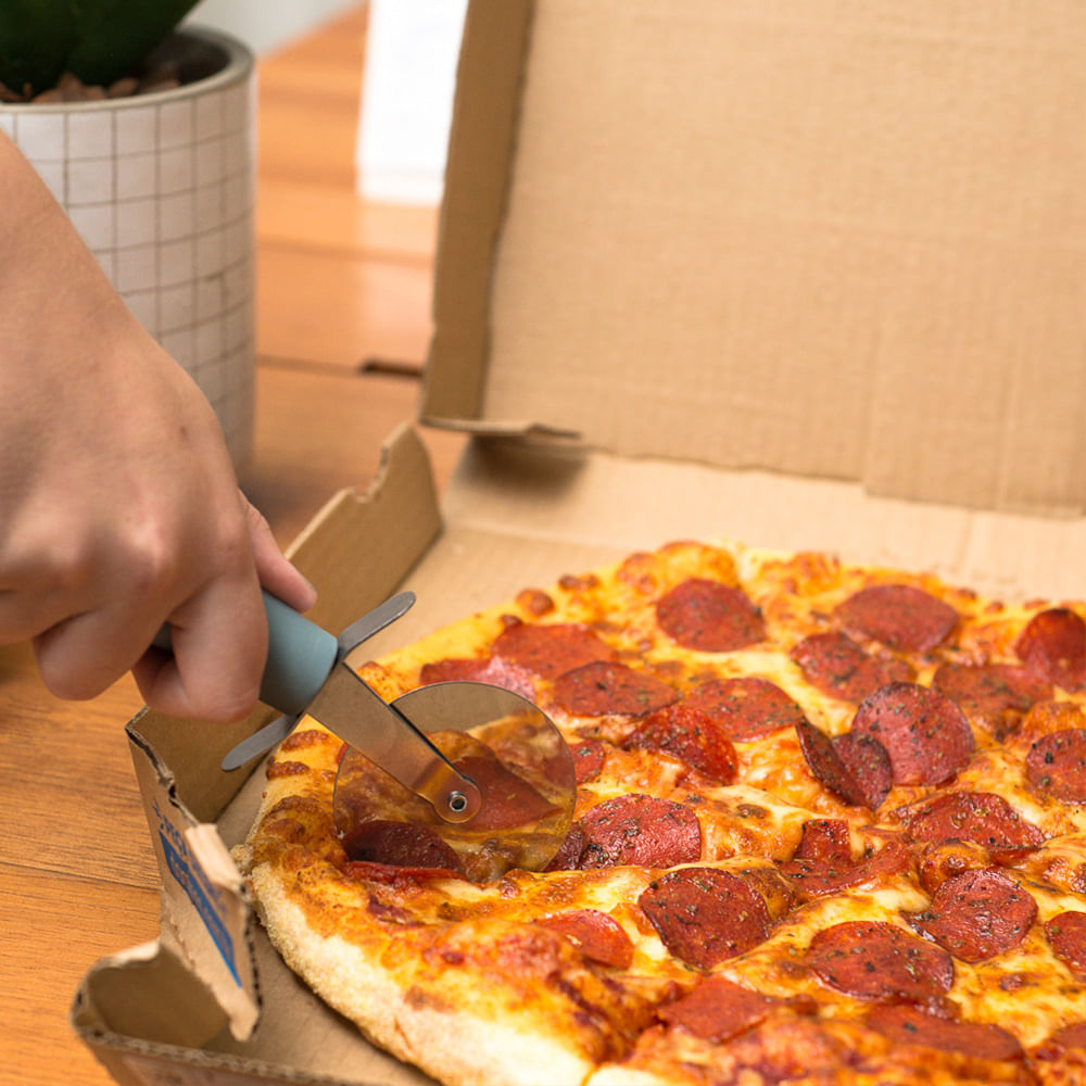 Veja quais são os itens que não podem faltar na sua cozinha 22 Cortador de Pizza Azul Oikos 2312107