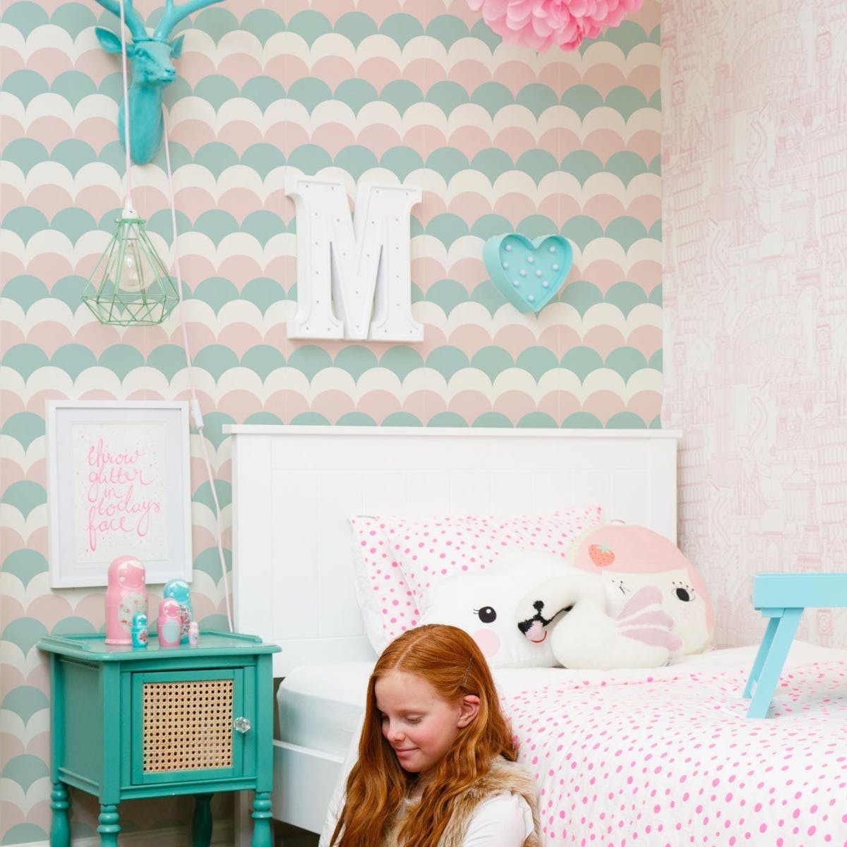 Quarto infantil montessoriano: decoração funcional para crianças 6 papel de parede escama menina